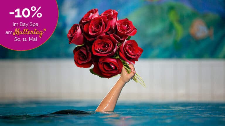 Eine Hand ragt aus dem Wasser eines Schwimmbeckens und hält einen großen Strauß roter Rosen in die Höhe. Links oben im Bild steht in einem violetten Kreis: „–10 % im Day Spa am Muttertag* So, 11. Mai“. Im Hintergrund ist eine bemalte Wand mit Arielle-Motiven zu sehen.