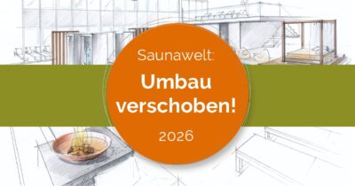händische Architekturzeichnung (© wellverde concept GmbH) aus der Planung für die neue Saunawelt, darüber runder, orangefarbener Störer mit Text: Saunawelt: Umbau verschoben! 2026